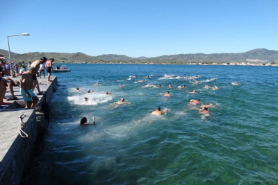 53 συμμετοχές από 14 έως 76 ετών στο 12ο κολυμβητικό διάπλου του κόλπου Γέρας (pics)