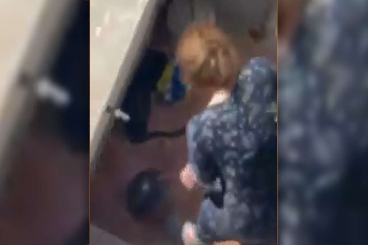 Βίντεο σοκ: Ηλικιωμένη ρίχνει φόλες στα ζώα της γειτονιάς και κακοποιεί ετοιμοθάνατη γάτα