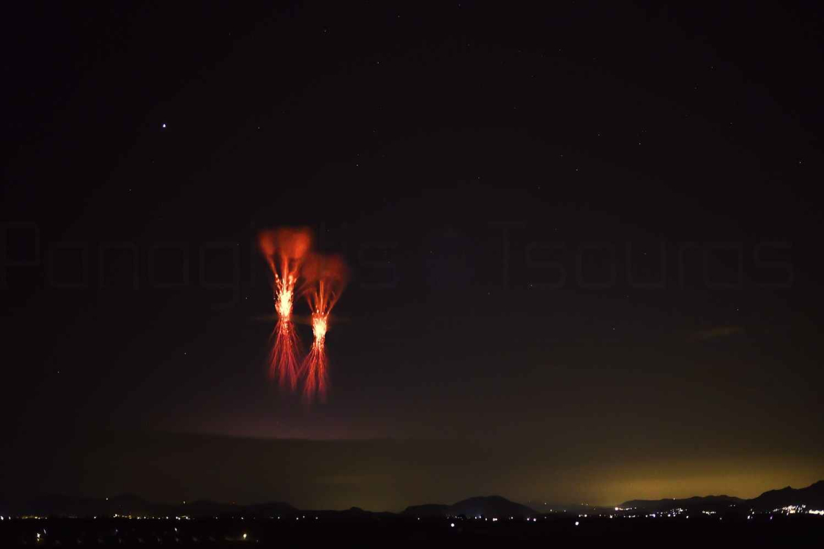 Συγκλονίζει η φωτογραφία από τον σπάνιο κεραυνό με red sprite στην Ικαρία