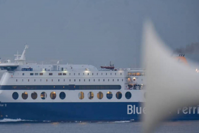 «Πάγωσαν» με πτώμα στη θάλασσα οι επιβάτες του Blue Star (vid)