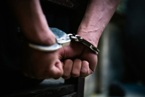 Σύλληψη 43χρονου στη Μυτιλήνη για εκκρεμή καταδικαστική απόφαση για ενδοοικογενειακή βία