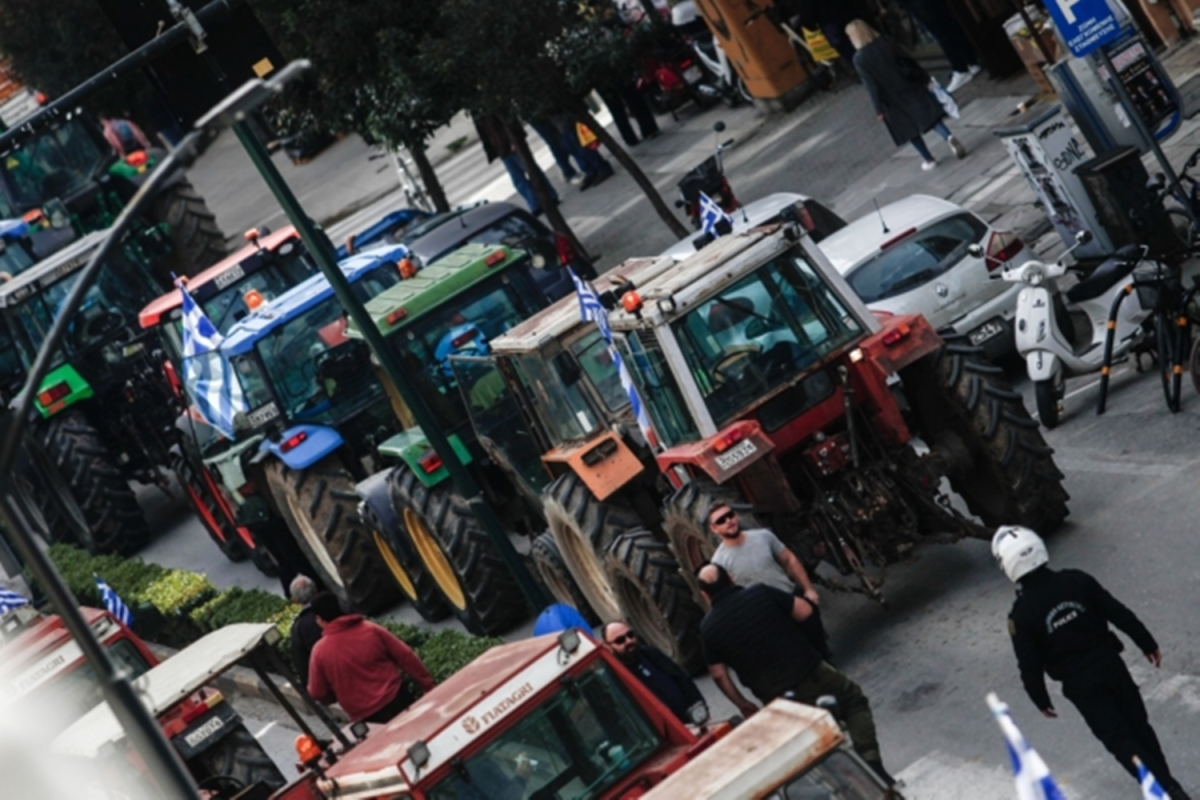 Σε θέση μάχης οι αγρότες – Μπλόκα σε εθνικές και επαρχιακές οδούς, κλείνουν τελωνεία