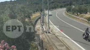 Τραγωδία στη Μυτιλήνη: Η στιγμή που η μοτοσικλέτα με τους δυο νέους χτυπάει στο κράσπεδο [Βίντεο]