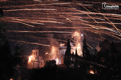 Το εντυπωσιακό πασχαλινό έθιμο του Ρουκετοπόλεμου στη Χίο (VID)