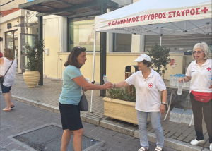 Καύσωνας στη Μυτιλήνη: Οι “άγγελοι” του Ερυθρού Σταυρού μοίρασαν δροσιά και αγάπη