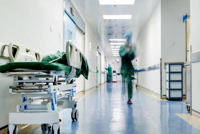 Κορωνοϊός: Οι εισαγωγές στα νοσοκομεία έφτασαν τις 400 – Ανησυχία για την αύξηση του αριθμού των θανάτων