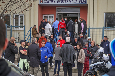 Τέμπη: Στις 36 οι σοροί που δεν έχουν ταυτοποιηθεί - Σκηνές αρχαίας τραγωδίας έξω από το νοσοκομείο