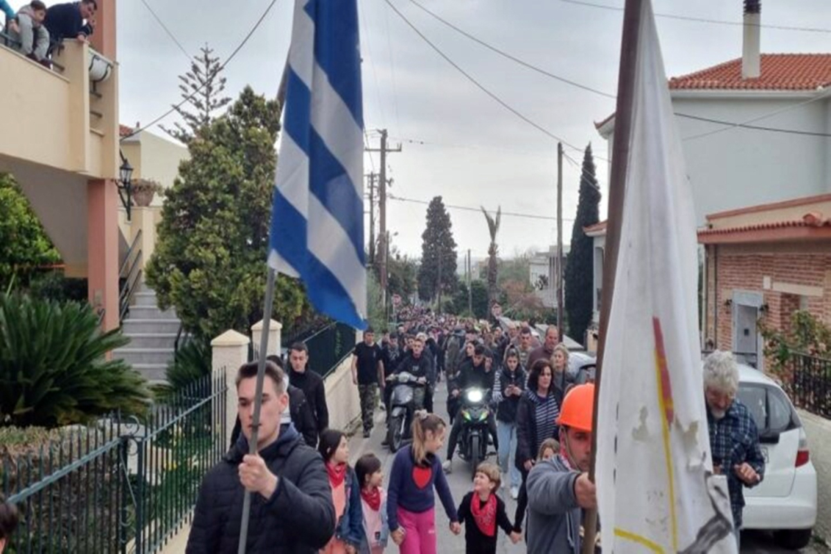 Οι ρουκετατζήδες πιάνουν τα πόστα τους με παρέλαση στον Βροντάδο (βίντεο &amp; φωτό)