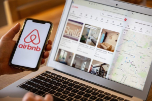 Airbnb: Πώς θα κυμανθούν οι διανυκτερεύσεις σε Ελλάδα και Ευρώπη