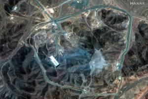 Το Ισραήλ επιτέθηκε σε έξι αεροδρόμια του Ιράν – Θα συνεχίσουμε τον εμπλουτισμό ουρανίου, δηλώνει η Τεχεράνη
