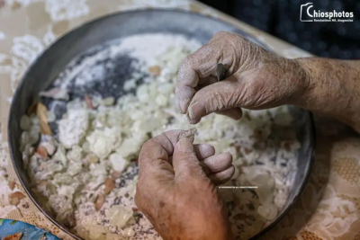 Χίος: Το παραδοσιακό καθάρισμα της μαστίχας με το χέρι (vid)