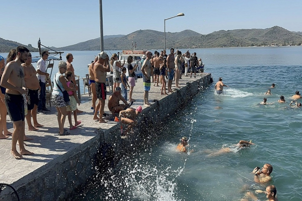Λέσβος: Ο 14ος Διάπλους Έγραψε Ιστορία 89 Κολυμβητές από 10 έως 78 Ετών (pics)