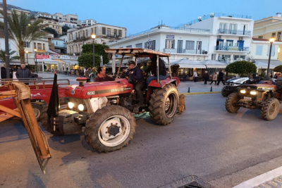 Έκλεισαν την πλατεία Πυθαγόρα εκατοντάδες αγρότες της Σάμου (vid)